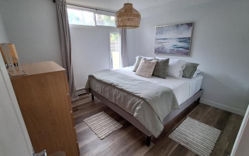 Lower Mount Royal Apartment | Chic Apt Near Stampede
