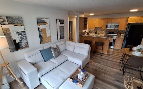 Lower Mount Royal Apartment | Chic Apt Near Stampede