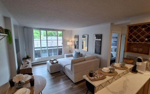 Lower Mount Royal Apartment | Chic Apt Near Stampede