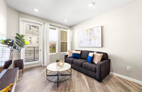 Sparks Apartment | Stylish Apartment with Jacuzzi & Pool Near Casino