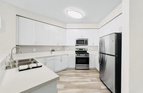 Sparks Apartment | Stylish Apartment with Jacuzzi & Pool Near Casino
