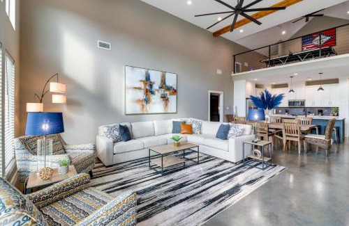 Higden House | Trendy Arkansas Retreat with Patio, Grill & Family-Friendly Perks