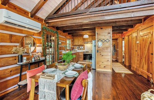 Walnut Mountain Cabin | Stylish Boho Cabin Nestled Among the Trees with Breakfast