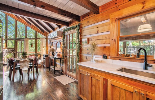 Walnut Mountain Cabin | Stylish Boho Cabin Nestled Among the Trees with Breakfast