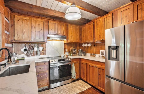 Walnut Mountain Cabin | Stylish Boho Cabin Nestled Among the Trees with Breakfast