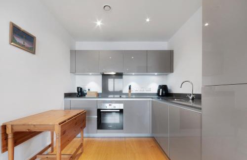 Bromley South Apartment | Pet-Friendly Chic Bow Haven - Perfect for Family Getaways