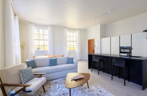 Pietermaai District Apartment | Chic Broadway Apartment in Central Willemstad