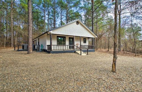Hochatown Apartment | Relaxing Broken Bow Getaway with Hot Tub & Fire Pit