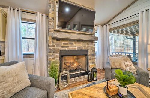 Hochatown Apartment | Relaxing Broken Bow Getaway with Hot Tub & Fire Pit