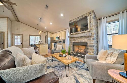 Hochatown Apartment | Relaxing Broken Bow Getaway with Hot Tub & Fire Pit