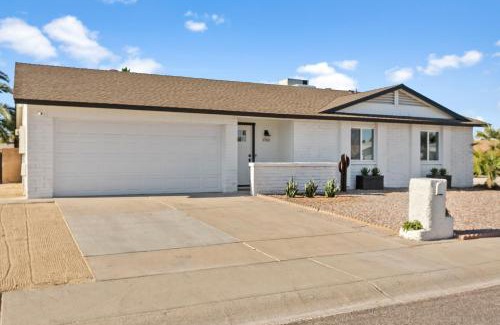 Parque Vista Estates House | Trendy Chic Cactus: 4-Star Pet Friendly Retreat