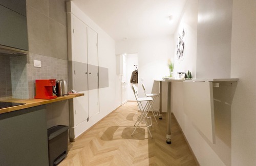 12th Arrondissement Apartment | Stylish Retreat in Central Paris with Family-friendly Amenities