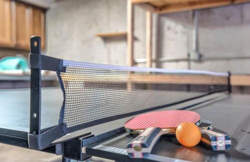 Cascade-Chipita Park Ski Chalet | Trendy Chalet with Hot Tub, Arcade Games, and Ping-Pong