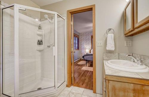 Cascade-Chipita Park Ski Chalet | Trendy Chalet with Hot Tub, Arcade Games, and Ping-Pong