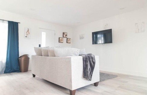 Peak's Suburban Addition Apartment | Peaceful 1BR Escape - Family-Friendly & Guest Rated 10/10