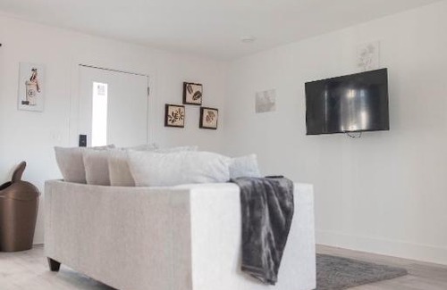 Peak's Suburban Addition Apartment | Peaceful 1BR Escape - Family-Friendly & Guest Rated 10/10