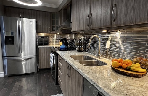 Markham House | Stylish Home with Kitchen, Pet Friendly & Spa Amenities