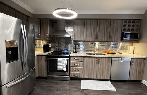 Markham House | Stylish Home with Kitchen, Pet Friendly & Spa Amenities