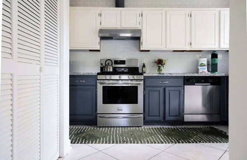 Montgomery House | Pet-Friendly Chic Cloverdale Park: Steps from El Rey & Capri!