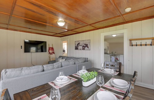 Columbia House | Stylish Columbia Home Near Historic Square with Spa & Breakfast