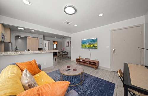 Hyde Park Apartment | Chic Condo in Montrose-Close to everything!