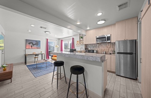 Hyde Park Apartment | Chic Condo in Montrose-Close to everything!