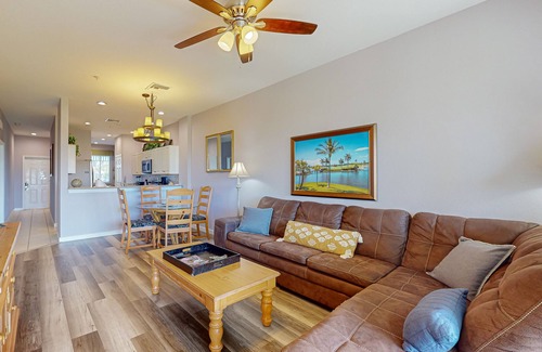 Naples Condo | Modern Condo with Pool, Tennis & Gym on Golf Course