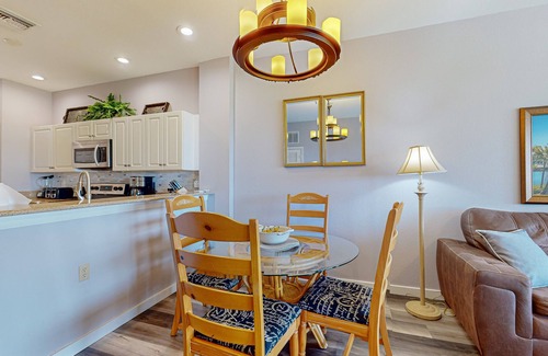 Naples Condo | Modern Condo with Pool, Tennis & Gym on Golf Course