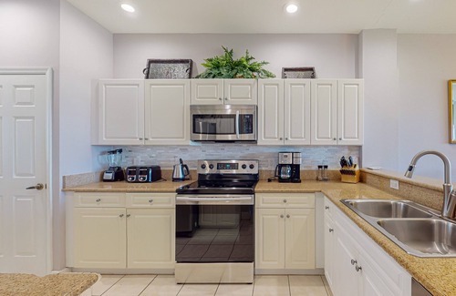Naples Condo | Modern Condo with Pool, Tennis & Gym on Golf Course