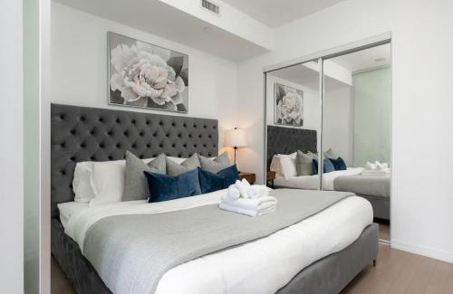 Downtown Toronto Apartment | Chic & Cozy 1-Bedroom Condo in Peter Street