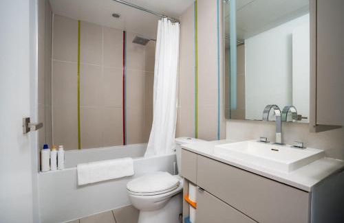 Downtown Toronto Apartment | Chic & Cozy 1-Bedroom Condo in Peter Street