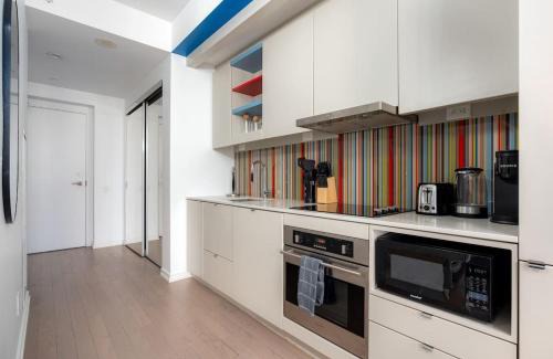 Downtown Toronto Apartment | Chic & Cozy 1-Bedroom Condo in Peter Street