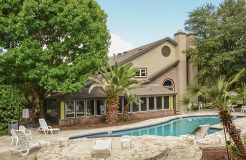 Allandale Condo | Chic & Cozy Condo: Top-Floor/2BR/2BA in Central Austin Allandale Neighborhood