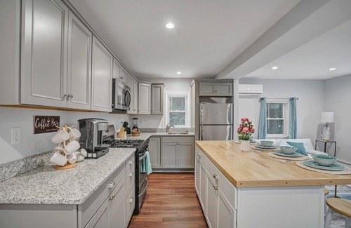 Greenwood Lake House | Chic Newly-Remodeled Cottage with Deck & Pet-Friendly Perks