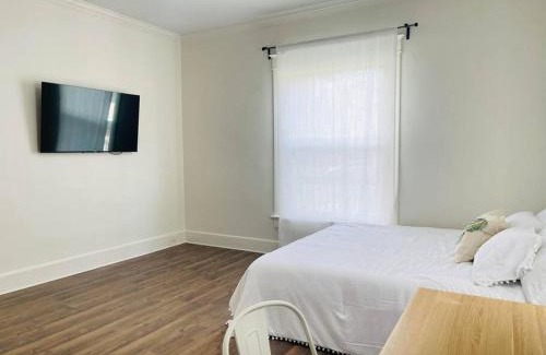 Crosstown Villa | Pet-Friendly Chic Bungalow with Fenced Backyard - 10/10 Rating