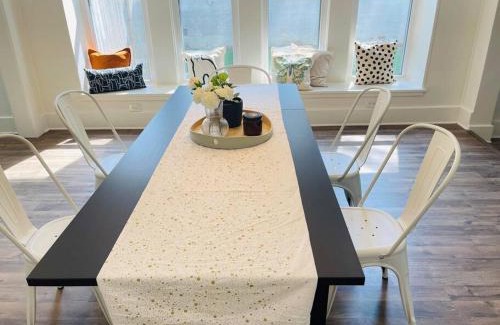 Crosstown Villa | Pet-Friendly Chic Bungalow with Fenced Backyard - 10/10 Rating