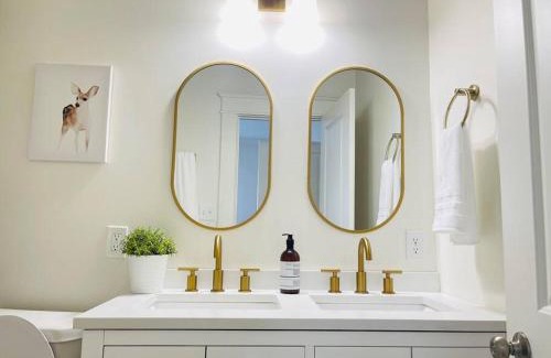 Crosstown Villa | Pet-Friendly Chic Bungalow with Fenced Backyard - 10/10 Rating