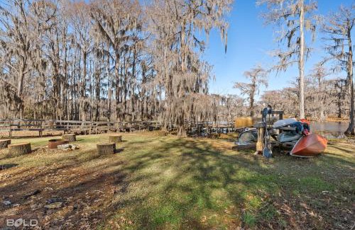 Uncertain House | Chic Cypress View Cabin Wkayaks & Canoes