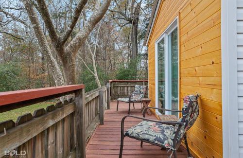 Uncertain House | Chic Cypress View Cabin Wkayaks & Canoes