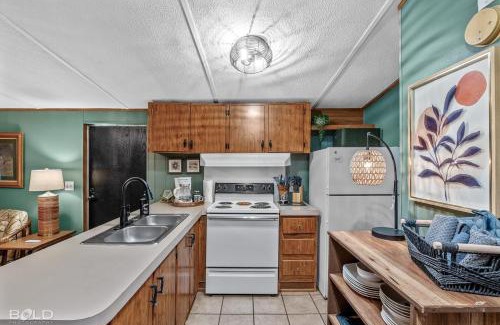 Uncertain House | Chic Cypress View Cabin Wkayaks & Canoes
