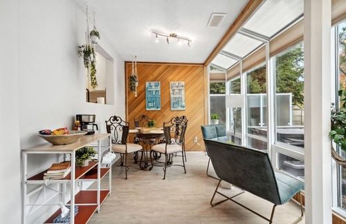Bridlewood House | Trendy DBL Suite Oasis with Hot Tub - Ideal for Families