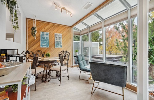 Bridlewood House | Trendy DBL Suite Oasis with Hot Tub - Ideal for Families