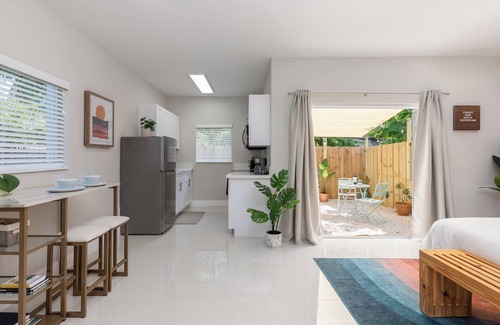 Buena Vista Apartment | Trendy Deco Retreat with King Bed and Spa Amenities