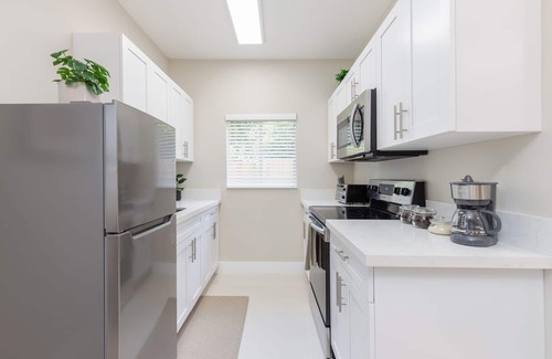 Buena Vista Apartment | Trendy Deco Retreat with King Bed and Spa Amenities