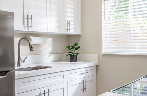 Buena Vista Apartment | Trendy Deco Retreat with King Bed and Spa Amenities
