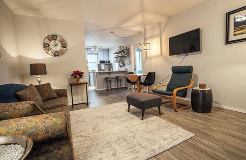 Hood River Condo | Chic Design - 1 Bedroom, Pull out sofa, 2 Bathrooms - Walking Distance to Downtown Hood River