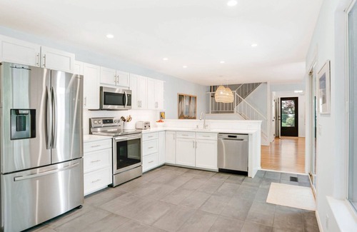 East Hampton House | Chic East Hampton Hideaway with Deck, Community Pool & Tennis