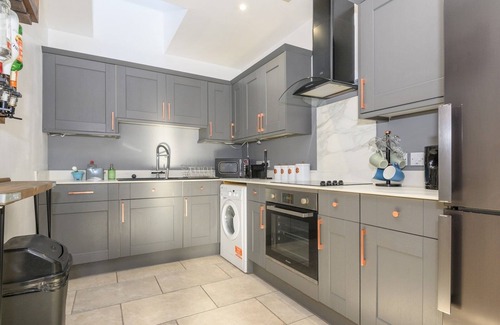 Leeds Apartment | Chic Family Retreat in Heart of Leeds