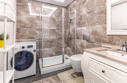 Gaziosmanpasa Apartment | Chic Flat 20 min to Kanyon Mall in Gaziosmanpasa