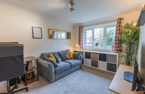 Netley Apartment | Stylish Flat in Woolston: Family-Friendly Near Southampton
